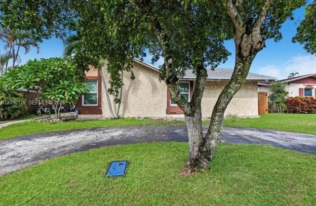 4 of 27 - 281 Sw 83rd Avenue, North Lauderdale, FL