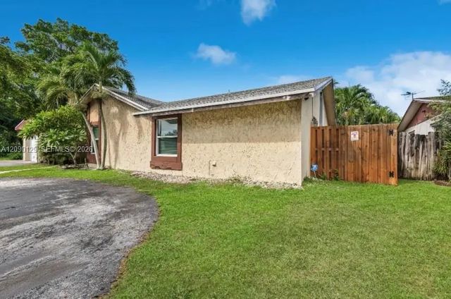 5 of 27 - 281 Sw 83rd Avenue, North Lauderdale, FL