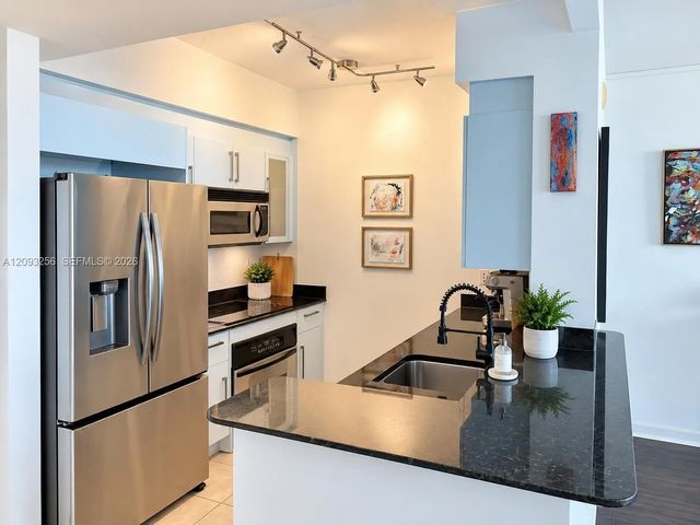 4 of 11 - 325 S Biscayne Boulevard #1424, Miami, FL
