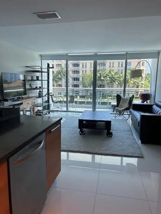 2950 Ne 188th Street #216, Aventura