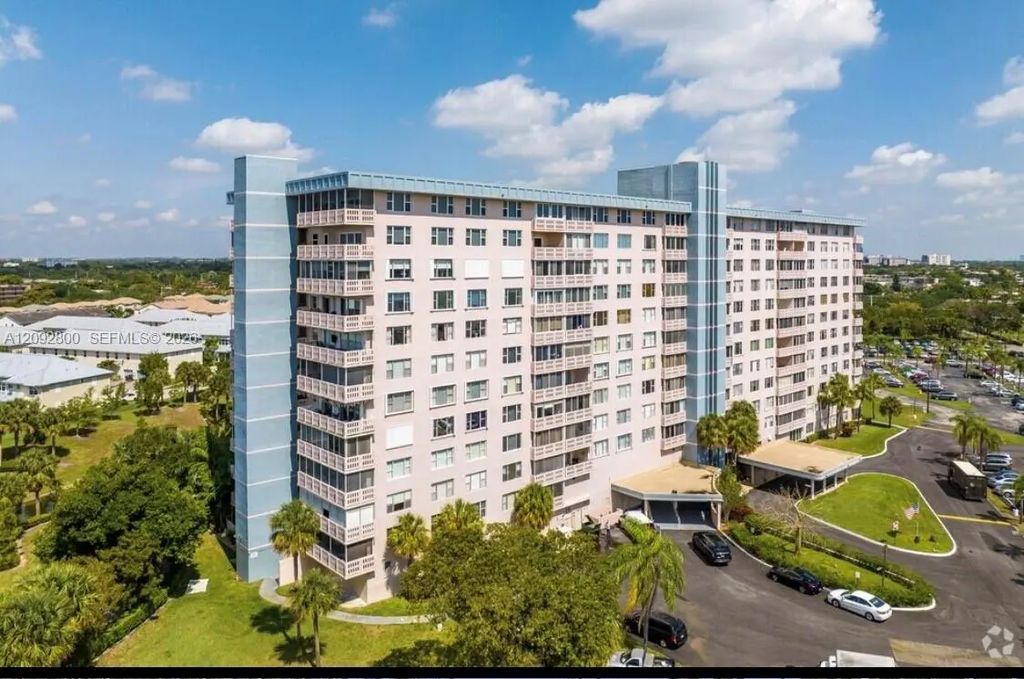 3800 Hillcrest Drive #523, Hollywood