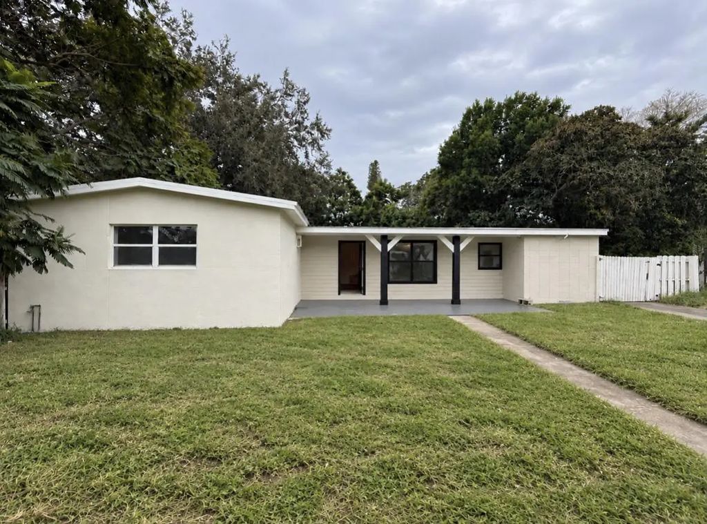 180 Se Serenata Court, Port St. Lucie