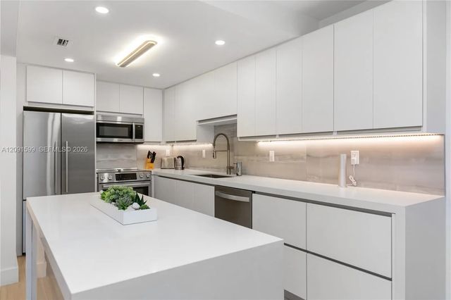 5 of 44 - 2301 Collins Avenue #318, Miami Beach, FL