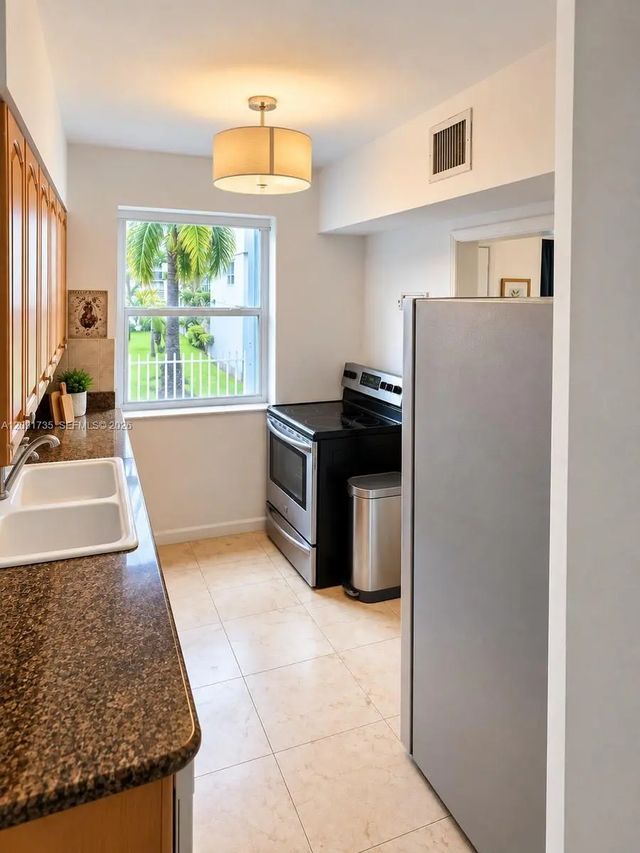 5 of 10 - 530 Sw 10th Street #2-c, Miami, FL