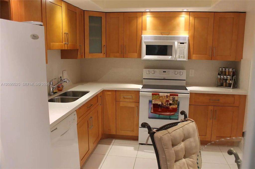 3980 Oaks Clubhouse Drive #110, Pompano Beach