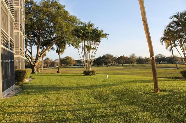 4 of 19 - 3980 Oaks Clubhouse Drive #110, Pompano Beach, FL