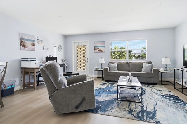 702 Saxony O Way, Delray Beach