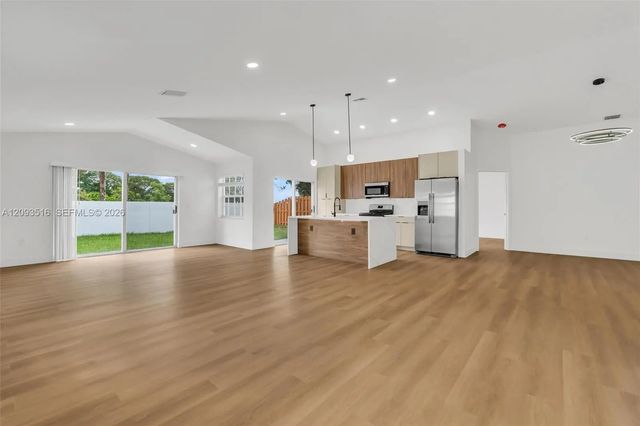 16 Gables Boulevard, Weston