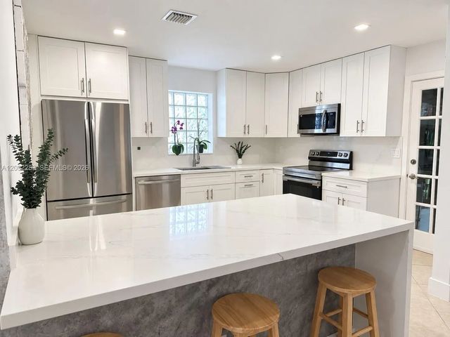 3 of 20 - 1235 Pierce Street, Hollywood, FL