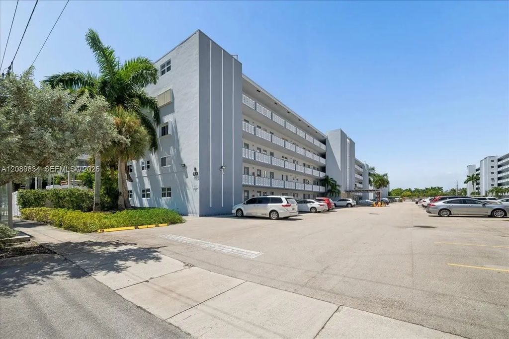233 Ne 14th Avenue #2nd Floor, Hallandale Beach