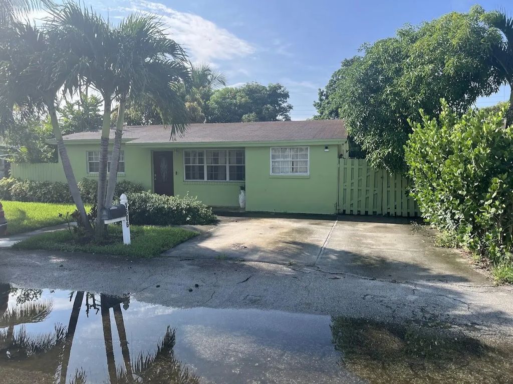 1306 Date Palm Drive, Lantana