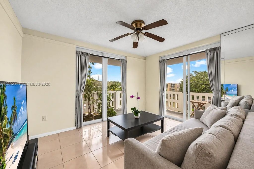 919 Hillcrest Drive #401, Hollywood