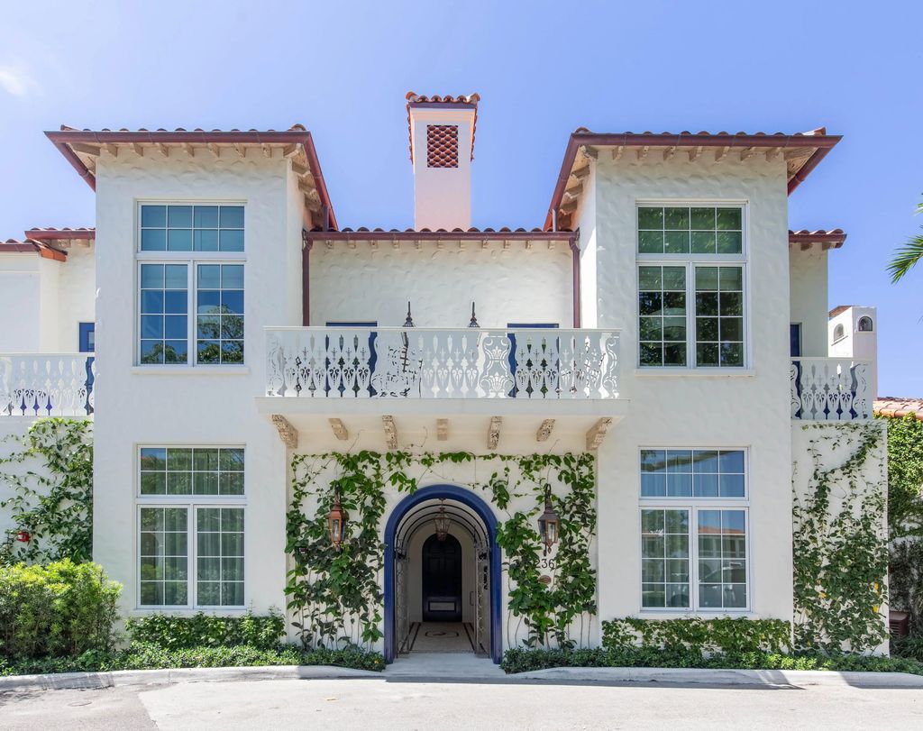 236 Phipps Plaza #202, Palm Beach