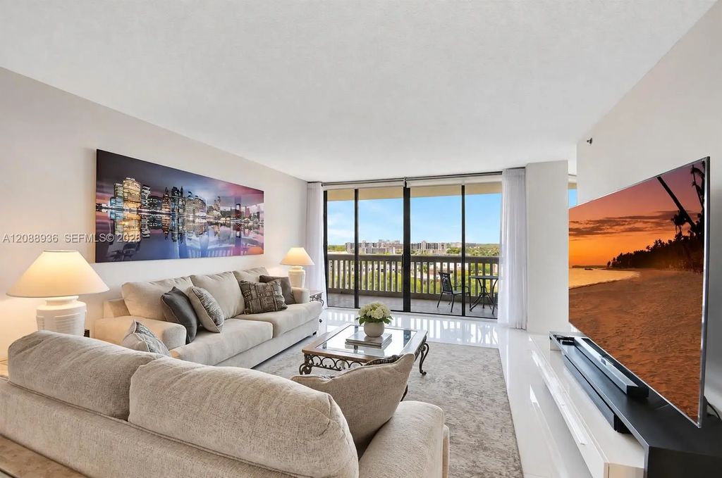 2000 Island Boulevard #808, Aventura