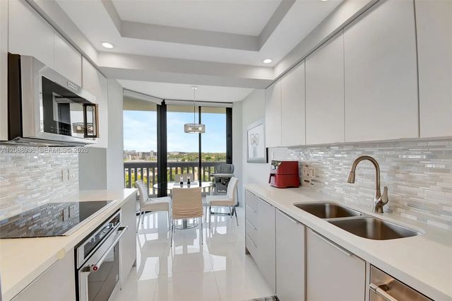 3 of 38 - 2000 Island Boulevard #808, Aventura, FL