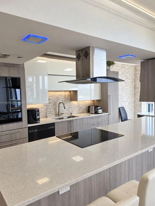 2 of 39 - 21205 Yacht Club Drive #3105, Aventura, FL