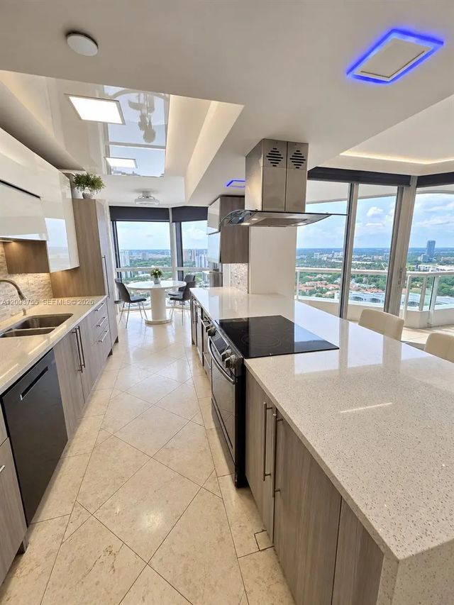 3 of 39 - 21205 Yacht Club Drive #3105, Aventura, FL