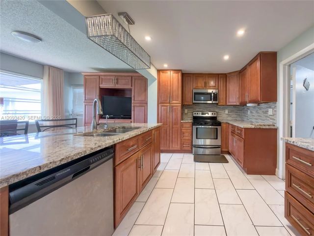 3 of 21 - 310 Nw 25th Court, Pompano Beach, FL