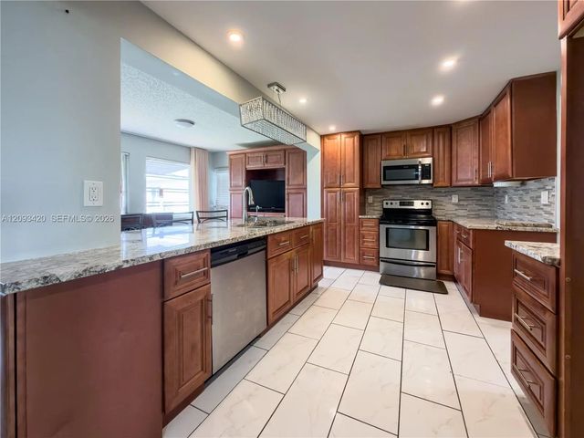 4 of 21 - 310 Nw 25th Court, Pompano Beach, FL