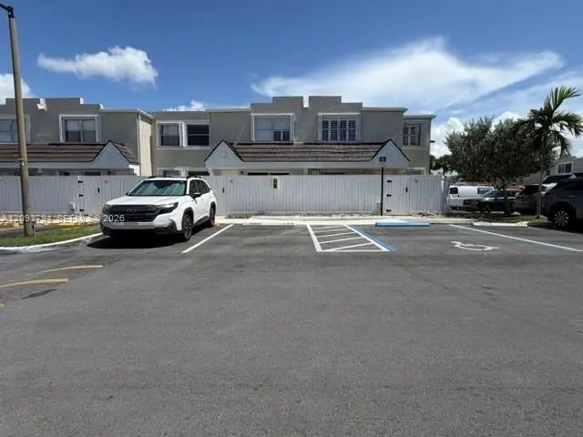 3 of 44 - 4590 Sw 68th Ct Circle #8, Miami, FL