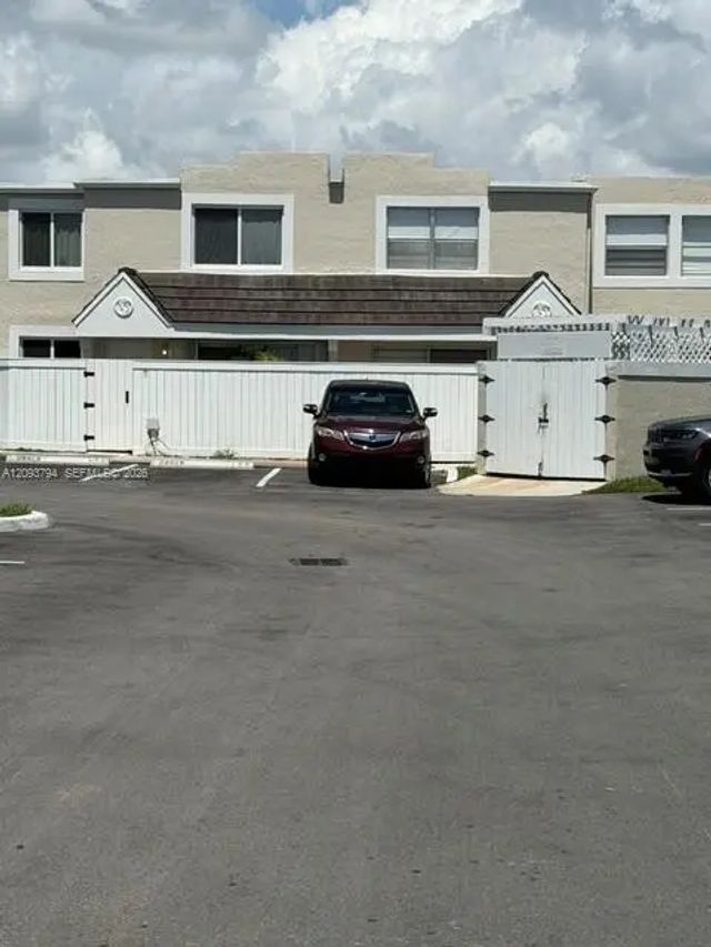 5 of 44 - 4590 Sw 68th Ct Circle #8, Miami, FL