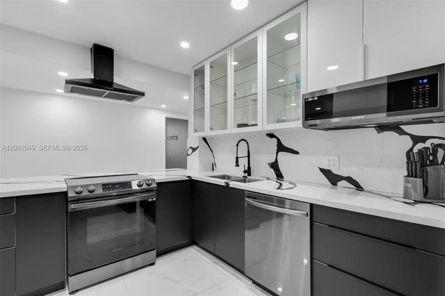 4 of 45 - 3800 Hillcrest Drive #203, Hollywood, FL