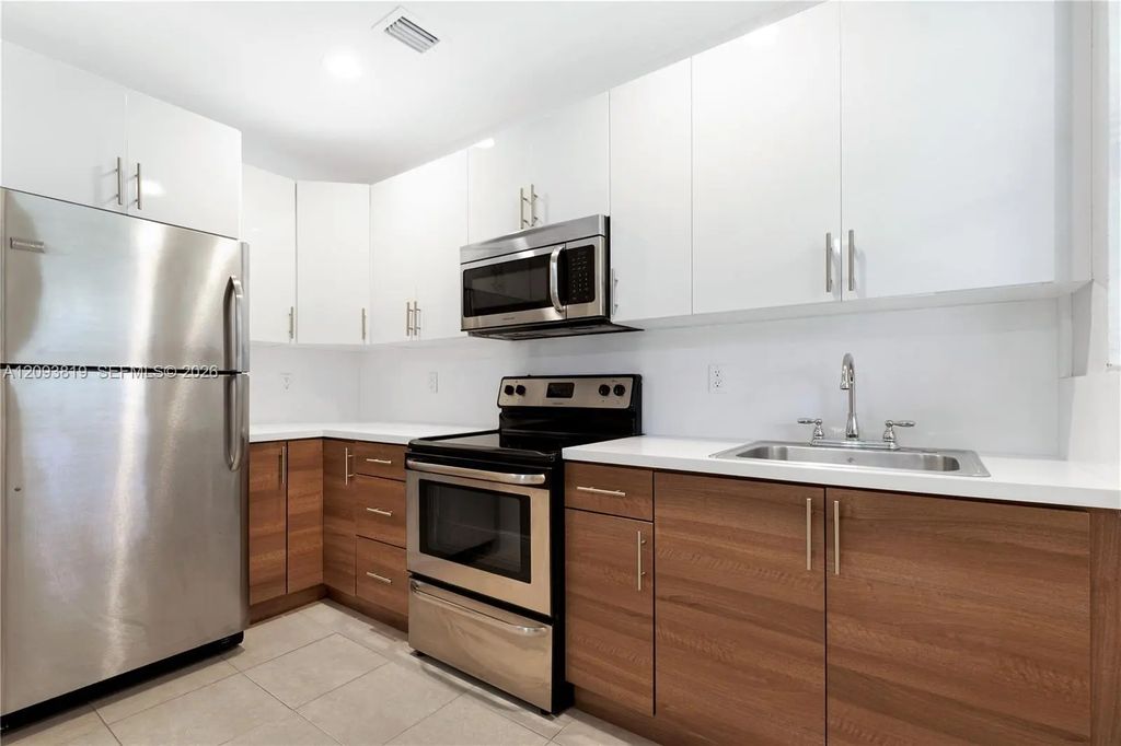 214 Salamanca Avenue #3, Coral Gables