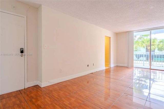 3 of 28 - 482 Nw 165th St Road #a-201, Miami, FL