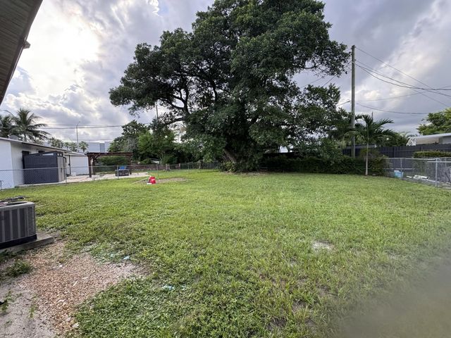 4 of 13 - 555 Harem Avenue, Opa-Locka, FL