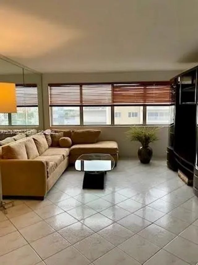 4 of 11 - 111 Golden Isles Drive #e4, Hallandale Beach, FL
