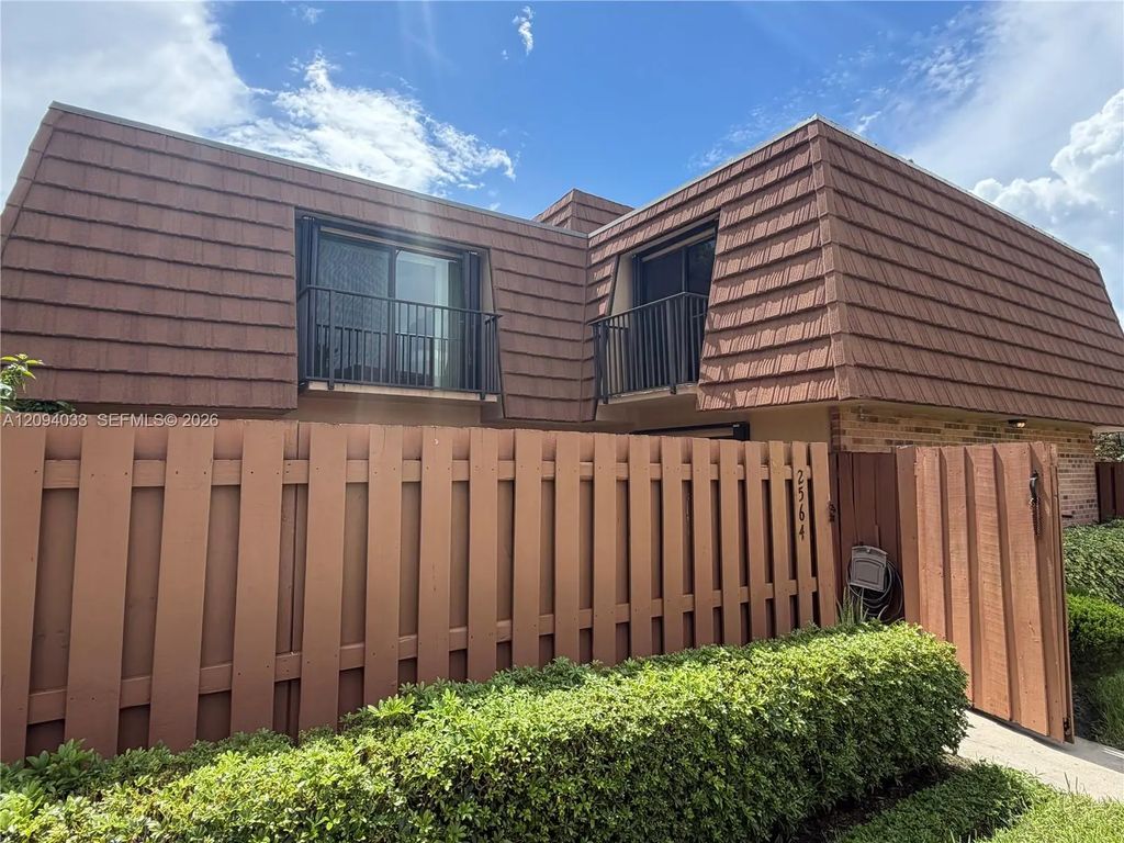 2564 Lakeview Court, Cooper City