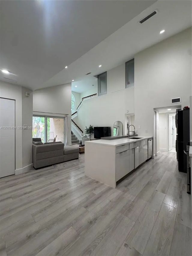 5 of 18 - 10521 Sw 157th Place #306, Miami, FL