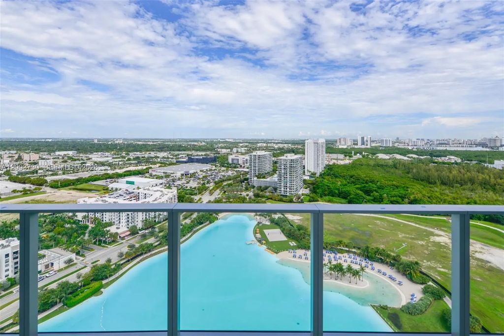 2411 Laguna Circle #2707, North Miami