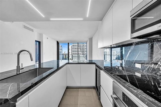 4 of 51 - 88 Sw 7th Street #806, Miami, FL