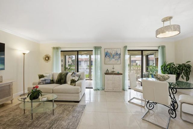 5 of 40 - 10223 N Circle Lake Drive #102, Boynton Beach, FL