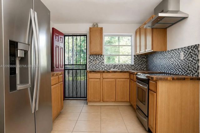 4 of 12 - 861 W 32nd Street, Hialeah, FL