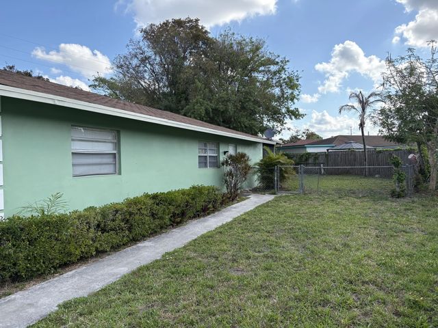 2 of 6 - 5954 Bahama Court, West Palm Beach, FL