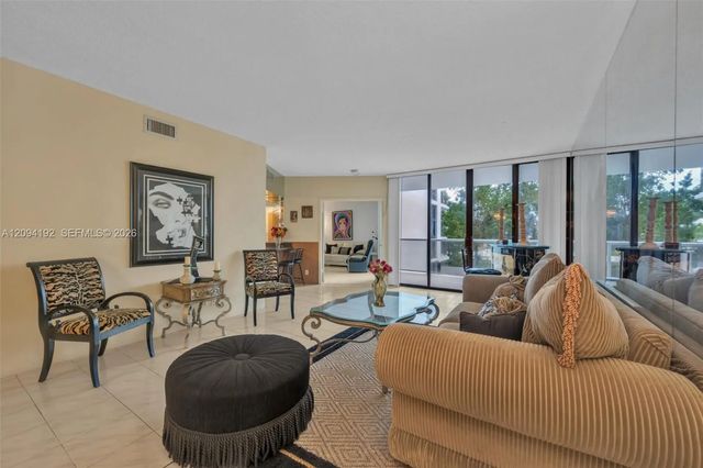 20281 E Country Club Drive #305, Aventura