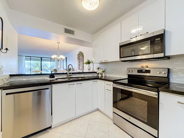 3 of 36 - 6219 Coral Lake Drive #207, Margate, FL