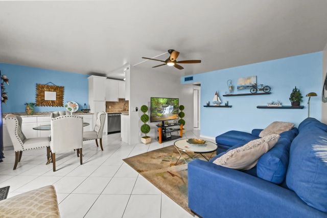 4 of 25 - 3026 Cornwall B, Boca Raton, FL