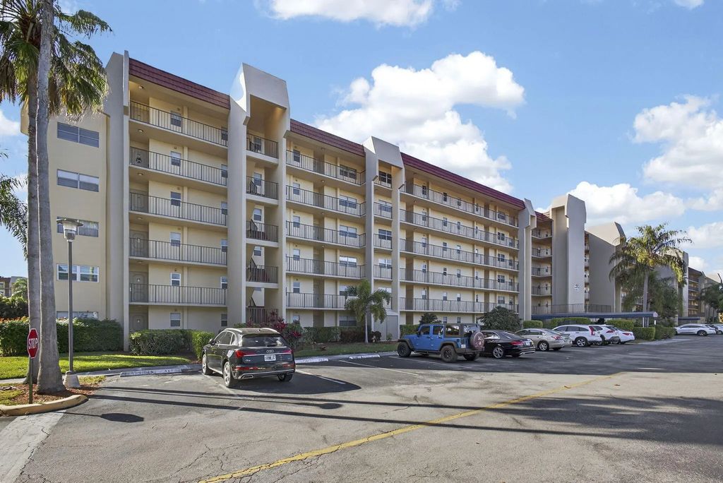 3590 Via Poinciana #202, Lake Worth