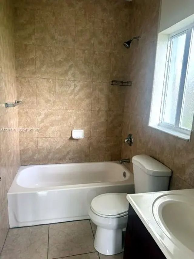 4 of 11 - 2472 Nw 65th Street, Miami, FL
