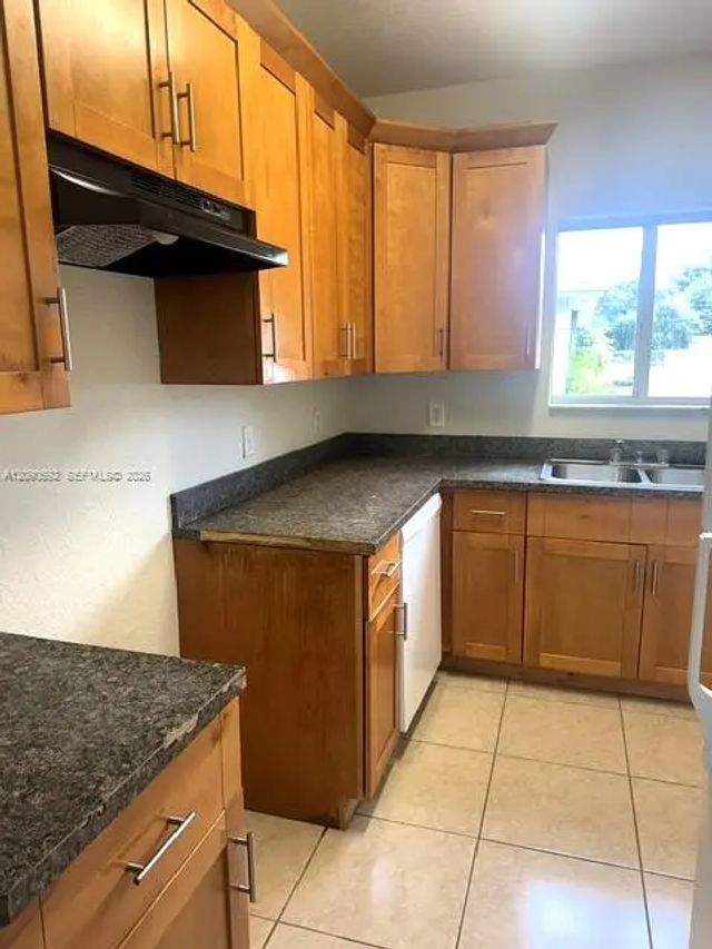 5 of 11 - 2472 Nw 65th Street, Miami, FL