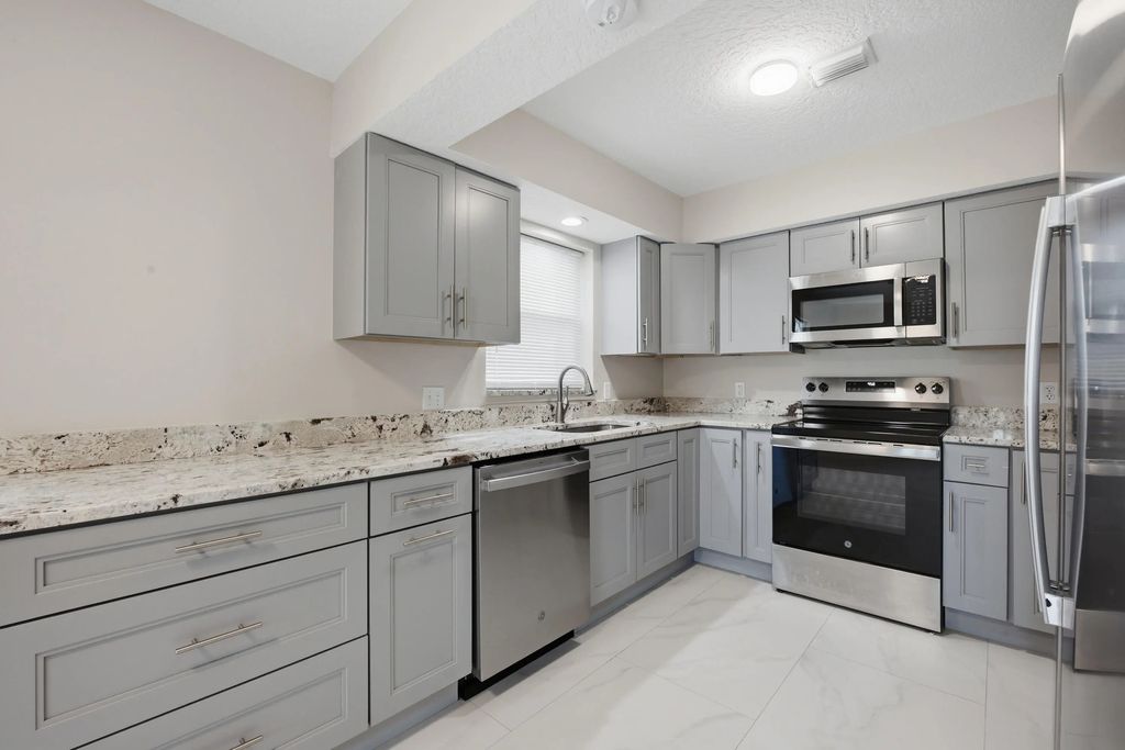 1033 Goldenrod Road, Wellington