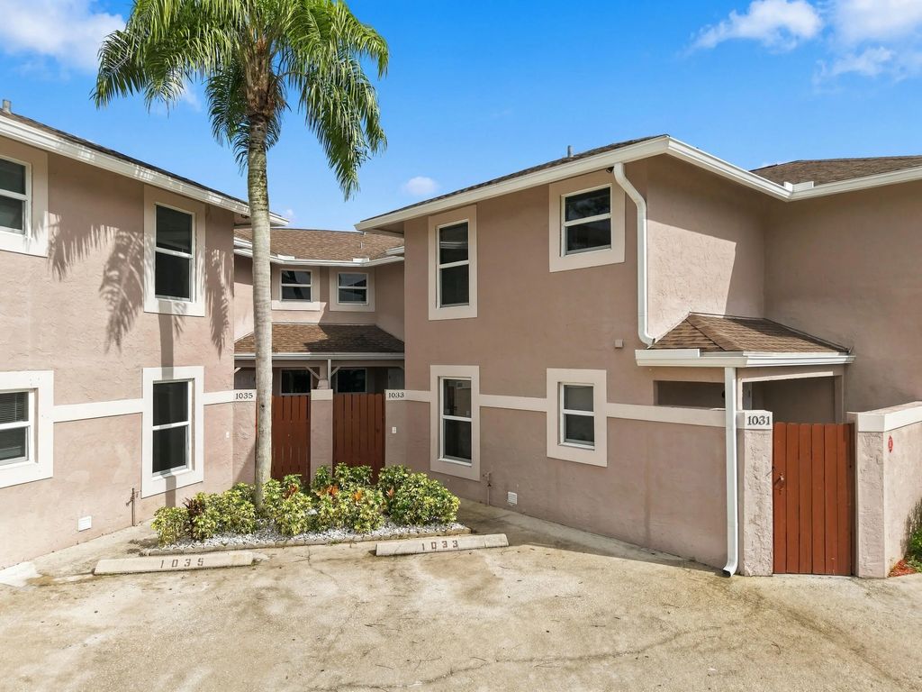 1033 Goldenrod Road, Wellington