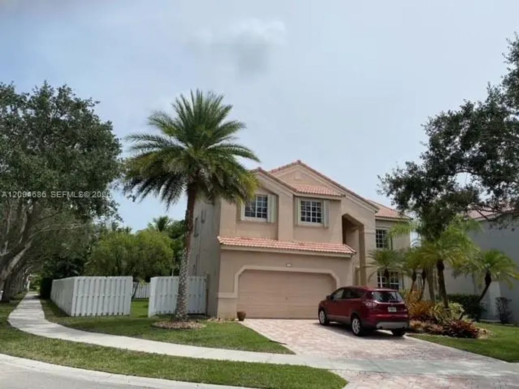 1122 Hickory Way, Weston