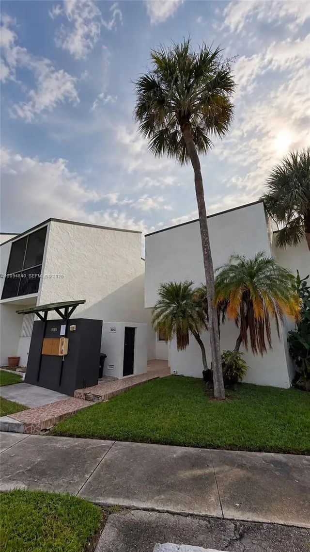 2 of 5 - 9195 Fontainebleau Boulevard #4, Miami, FL