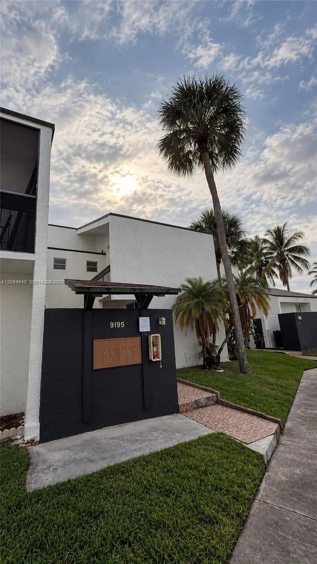 4 of 5 - 9195 Fontainebleau Boulevard #4, Miami, FL