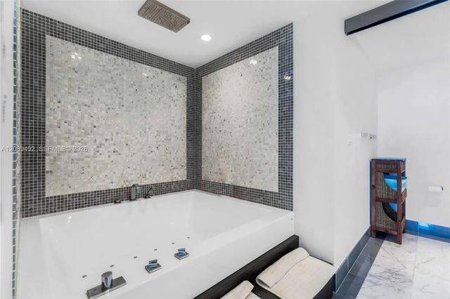 4 of 5 - 200 Biscayne Boulevard Way #3209, Miami, FL