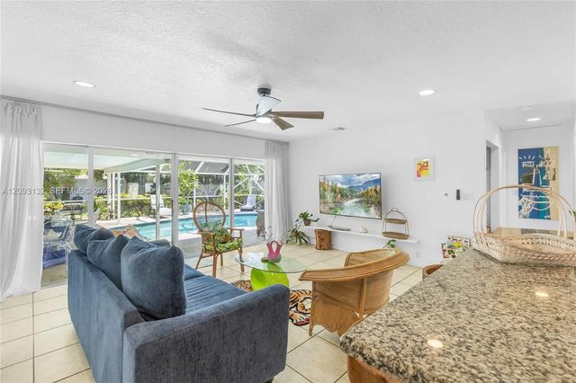 2 of 28 - 809 Se 14th Drive, Deerfield Beach, FL